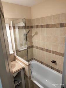 ein Badezimmer mit Dusche und Badewanne in der Unterkunft Village Le Rouret - maeva Home - Appartement 2 Pièces 4 Personnes - Sélection MAE-5461 in Grospierres
