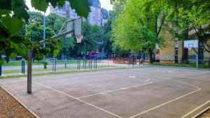 LocOs Sjenjak في أوسييك: ملعب كرة سلة في حديقة مع طوق لكرة السلة