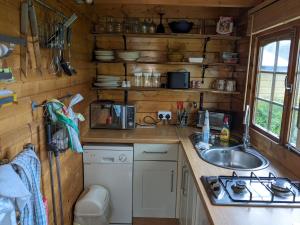 een keuken met een wastafel en een aanrecht bij Captivating 1-Bed Log Cabin in Shrewsbury in Shrewsbury