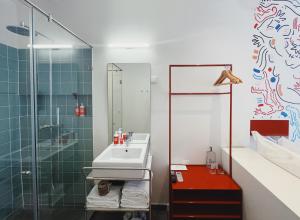 ein Bad mit einem Waschbecken und einer Dusche in der Unterkunft Esqina Cosmopolitan Lodge in Lissabon