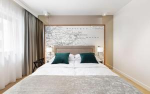 a bedroom with a large bed with green pillows at Rent like home - Deo Plaza Wyspa Spichrzów in Gdańsk +92 photos