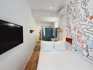 a room with a bed and a tv at Esqina Cosmopolitan Lodge in Lisbon