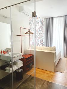 Schlafzimmer mit einem Bett, einem Waschbecken und einem Spiegel in der Unterkunft Esqina Cosmopolitan Lodge in Lissabon