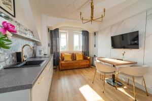 Μια τηλεόραση ή/και κέντρο ψυχαγωγίας στο Apartamenty Stare Miasto