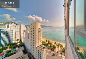 ニャチャンにあるHANZ Muong Thanh Vien Trieu Condo Hotelの建物から海岸の景色を望めます。