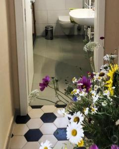 uma casa de banho com um ramo de flores no chão em Altes Pfarrhaus Neustädt em Neustädt
