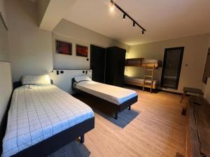 Zimmer mit 2 Betten und 1 Etagenbett in der Unterkunft Canyon View Lodge - Matka in Matkasee