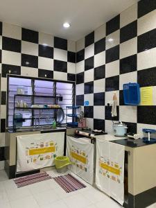 Η κουζίνα ή μικρή κουζίνα στο Zulikhwani Homestay (Mersing)