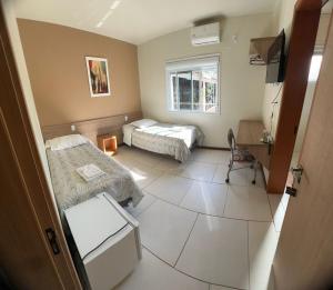 Restinga Sêca的住宿－Pousada Fuzer，小房间设有两张床和窗户
