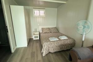 una piccola camera con letto e ventilatore di Renovated Tiny House a San Bartolomé Altre 40 foto