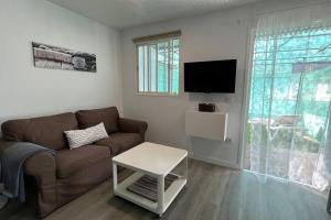 un soggiorno con un divano e una TV di Renovated Tiny House a San Bartolomé