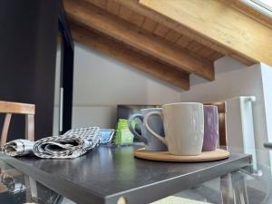 einen Tisch mit einer Kaffeetasse darüber in der Unterkunft Comfort Room 4 Dogana Svizzera in San Fermo della Battaglia