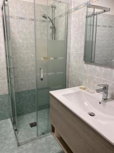 ティニャーレにあるCa' ai Tigliのバスルーム(洗面台、ガラス張りのシャワー付)