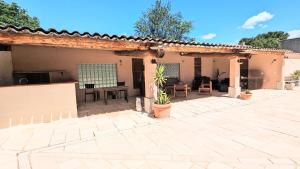 une terrasse d'une maison avec une table et des chaises dans l'établissement Villa l'Escargolette avec piscine privée, à Carpentras