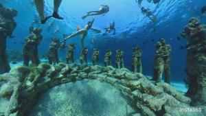 a group of people standing in front of a coral reef at Living Trawangan Hotel in Gili Trawangan