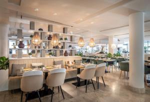 restauracja ze stołami i krzesłami oraz bar w obiekcie Valamar Lacroma Dubrovnik Hotel w Dubrowniku
