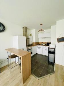 Η κουζίνα ή μικρή κουζίνα στο Chez André - Appartement 4 personnes prox Lille