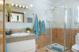 un baño con ducha y lavabo en Mi Casita, en Playa Blanca 10 fotos más