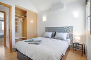 ein Schlafzimmer mit einem großen Bett in einem Zimmer in der Unterkunft Mi Casita in Playa Blanca