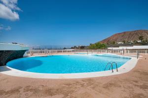 une grande piscine au milieu d'une plage dans l'établissement Mi Casita, à Playa Blanca