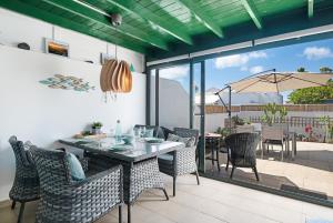 ein Esszimmer mit einem Tisch und Stühlen sowie eine Terrasse in der Unterkunft Mi Casita in Playa Blanca