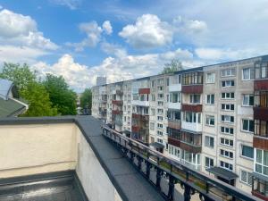 d'un balcon offrant une vue sur un immeuble. dans l'établissement Turnė, à Šiauliai