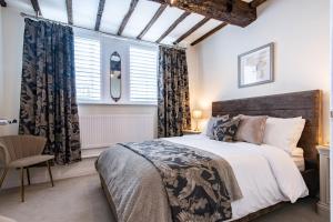 a bedroom with a bed and a window at Luxury Chester Townhouse with Parking in Chester