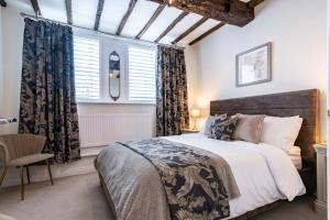 a bedroom with a bed and a window at Chester Racecourse Views, Townhouse with Parking in Chester