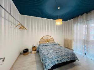 a bedroom with a bed and a blue ceiling at Trilocale centro Gallarate in Gallarate