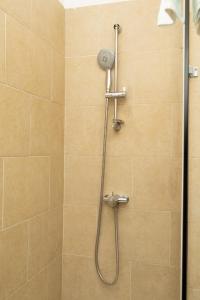 a shower with a shower head in a bathroom at Stunning 3BR Apt Retreat on River Thames l 5Bd2Bth in London