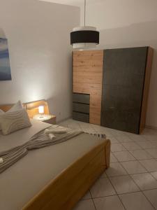 ein Schlafzimmer mit einem großen Bett und einer Lampe in der Unterkunft Apartmani Ivanic in Vir