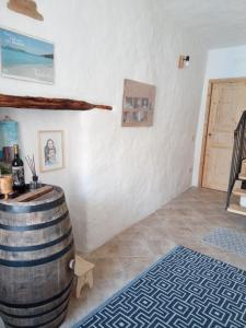 una habitación con un barril en el medio de una habitación en Beni Benìus, en Teulada