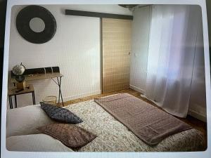 Posteľ alebo postele v izbe v ubytovaní Maison lumineuse, proche centre.