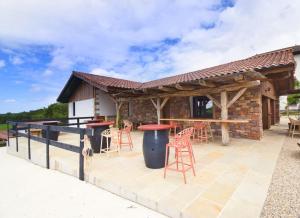 a patio with chairs and a bar in a house at Appartement vue montagnes- IBANTELI in Zugarramurdi