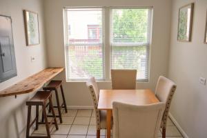 une salle à manger avec une table et des chaises et une fenêtre dans l'établissement Two Bedrooms - Walk to the Beach!, à Jacksonville Beach