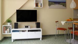 uma sala de estar com televisão num armário branco em Ferienwohnung in Kühlungsborn em Kühlungsborn