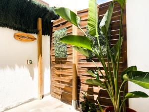 ラスパルマス・デ・グランカナリアにあるAgüita Surf Lodgeの木製のプライバシーフェンス