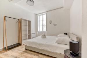biała sypialnia z łóżkiem i oknem w obiekcie Ò Grand Carnot/Hyper centre/Proche Gare w Carcassonne