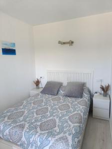 Posteľ alebo postele v izbe v ubytovaní Cozy apartment with pool close to beach & nature