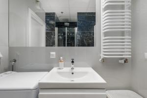 Kúpeľňa v ubytovaní Kasprzaka 29 B-C by Homeprime