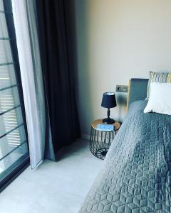 un dormitorio con una cama y una ventana en Luxury Beach Villa, en Adeje 35 fotos más