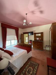 a bedroom with a large bed and a ceiling at Villa Labor in Pugliano