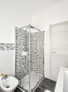 un bagno con doccia, WC e lavandino di Bell'Aria Nettuno a Nettuno