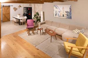 sala de estar con sofá, sillas y mesa en Casa Barbiere Hvar en Jelsa
