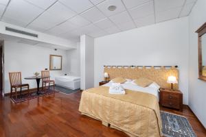 um quarto com uma cama grande e uma casa de banho em Locanda Da Vittorio em Manerba del Garda