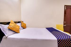 Giường trong phòng chung tại SPOT ON Sri Surya Lodge