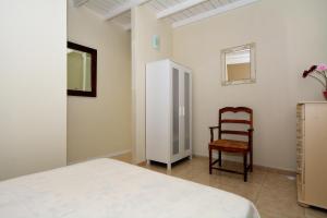プンタ・ムヘーレスにあるApartment Lapa Punta Mujeres Sea Views By PVLのベッドルーム1室(ベッド1台、椅子付)