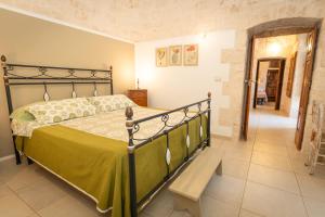 - une chambre avec un lit doté d'un couvre-lit vert dans l'établissement Il Trullo Volza, à Locorotondo