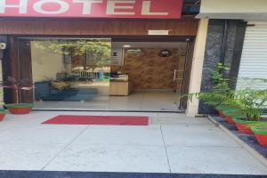 una entrada al hotel con una alfombra roja delante de una puerta en Hotel Sarika International, en Indore