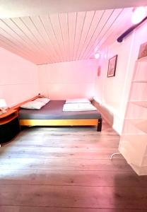 een bed in een kamer met een plafond bij Buddha style family house & jacuzzi & sauna near Amsterdam in Vijfhuizen